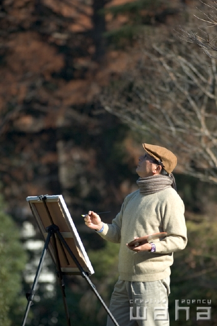 イラスト＆写真のストックフォトwaha（ワーハ）　人物、日本人、秋、中高年、季節、四季、趣味、絵画、絵、スケッチ、描く　pc3-0153b