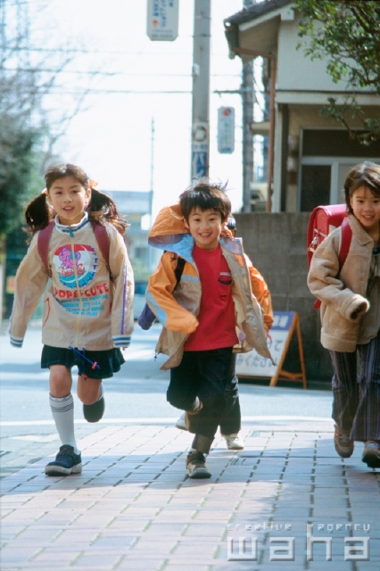 イラスト＆写真のストックフォトwaha（ワーハ）　人物、日本人、小学生、冬、走る、子供、こども、子ども、季節、四季　pc6-0001b