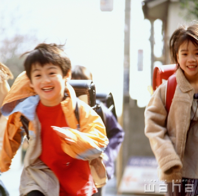 イラスト＆写真のストックフォトwaha（ワーハ）　人物、日本人、小学生、冬、走る、子供、こども、子ども、季節、四季　pc6-0002b