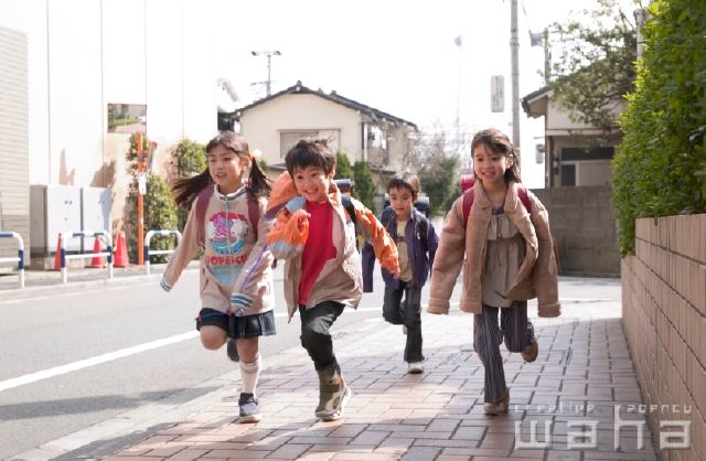 イラスト＆写真のストックフォトwaha（ワーハ）　人物、日本人、小学生、冬、走る、子供、こども、子ども、季節、四季　pc6-0003b