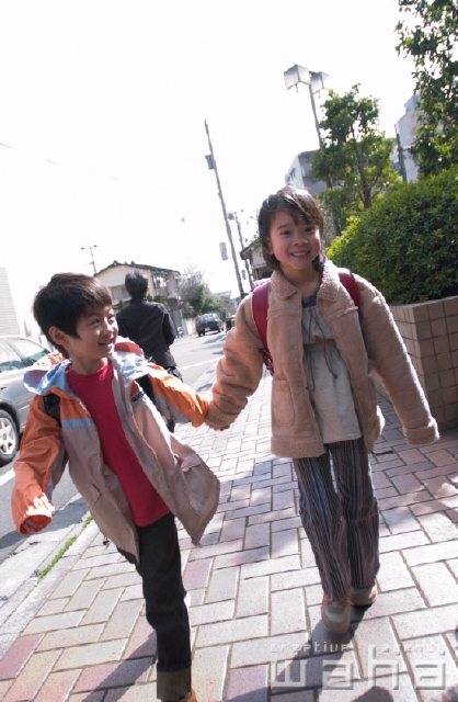 イラスト＆写真のストックフォトwaha（ワーハ）　人物、日本人、小学生、冬、歩く、子供、こども、子ども、季節、四季　pc6-0005b