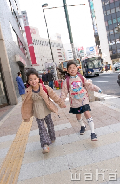 イラスト＆写真のストックフォトwaha（ワーハ）　人物、日本人、小学生、冬、街、歩く、子供、こども、子ども、街並み、街並、季節、四季　pc6-0010b