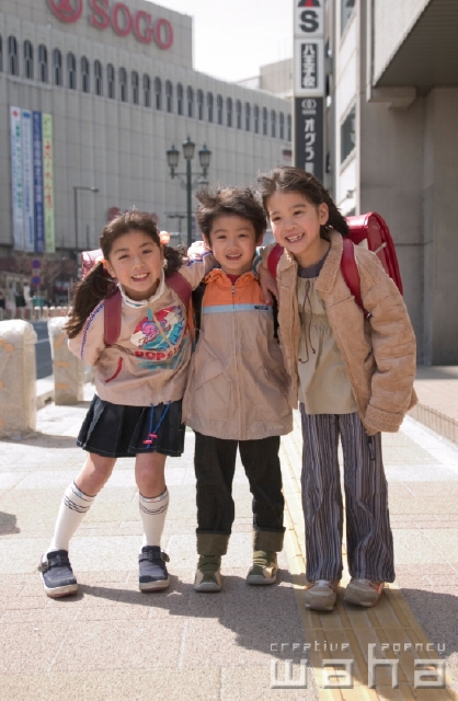 イラスト＆写真のストックフォトwaha（ワーハ）　人物、日本人、小学生、冬、街、子供、こども、子ども、街並み、街並、季節、四季　pc6-0011b