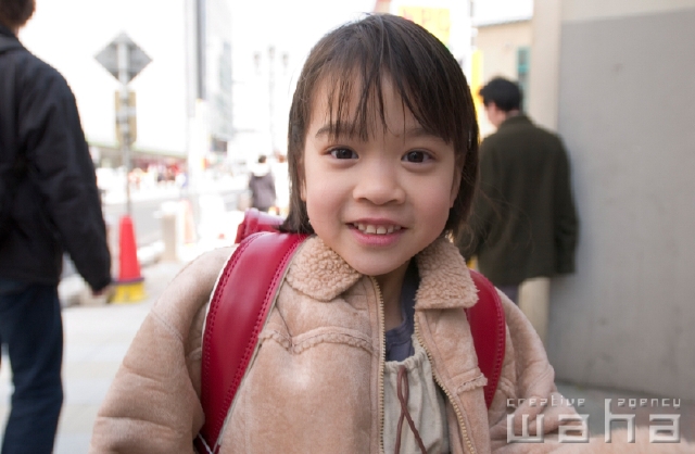 イラスト＆写真のストックフォトwaha（ワーハ）　人物、日本人、小学生、冬、街、子供、こども、子ども、街並み、街並、季節、四季　pc6-0013b