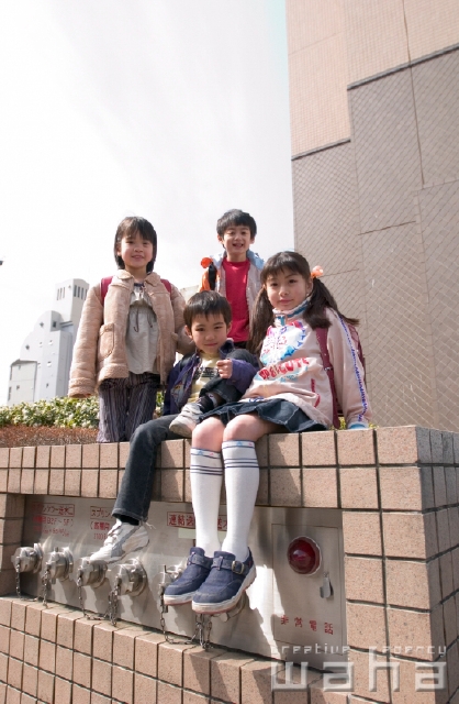 イラスト＆写真のストックフォトwaha（ワーハ）　人物、日本人、小学生、冬、街、子供、こども、子ども、街並み、街並、季節、四季　pc6-0015b