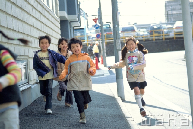 イラスト＆写真のストックフォトwaha（ワーハ）　人物、日本人、子供、冬、街、走る、街並み、街並、季節、四季、子ども、こども　pc6-0020b