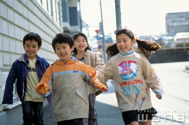イラスト＆写真のストックフォトwaha（ワーハ）　人物、日本人、子供、冬、街、走る、街並み、街並、季節、四季、子ども、こども　pc6-0021b