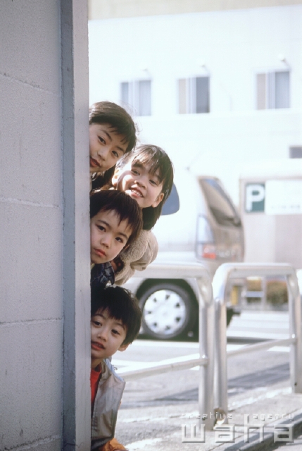 イラスト＆写真のストックフォトwaha（ワーハ）　人物、日本人、子供、冬、表情、ポーズ、街、街並み、街並、季節、四季、子ども、こども　pc6-0022b