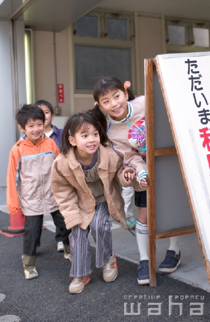 イラスト＆写真のストックフォトwaha（ワーハ）　人物、日本人、子供、冬、街、表情、ポーズ、街並み、街並、季節、四季、子ども、こども　pc6-0024b