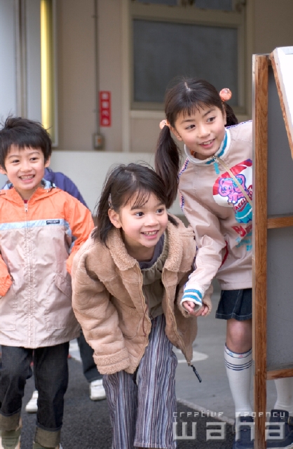 イラスト＆写真のストックフォトwaha（ワーハ）　人物、日本人、子供、冬、街、表情、ポーズ、街並み、街並、季節、四季、子ども、こども　pc6-0025b