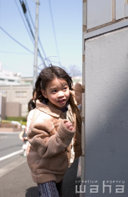 イラスト＆写真のストックフォトwaha（ワーハ）　人物、日本人、子供、冬、街、表情、ポーズ、街並み、街並、季節、四季、子ども、こども　pc6-0026b