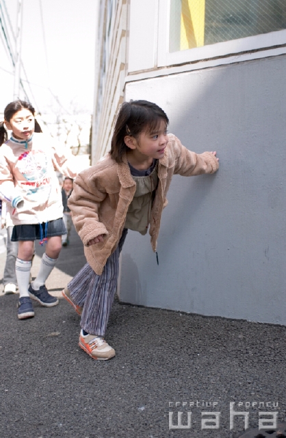 イラスト＆写真のストックフォトwaha（ワーハ）　人物、日本人、子供、冬、街、表情、ポーズ、街並み、街並、季節、四季、子ども、こども　pc6-0027b