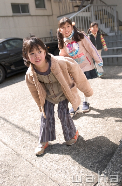 イラスト＆写真のストックフォトwaha（ワーハ）　人物、日本人、子供、冬、街、街並み、街並、季節、四季、子ども、こども　pc6-0031b