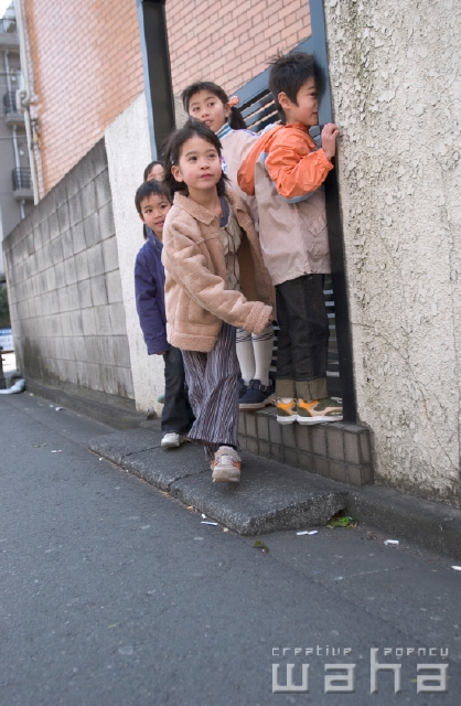 イラスト＆写真のストックフォトwaha（ワーハ）　人物、日本人、子供、冬、街、街並み、街並、季節、四季、子ども、こども　pc6-0033b