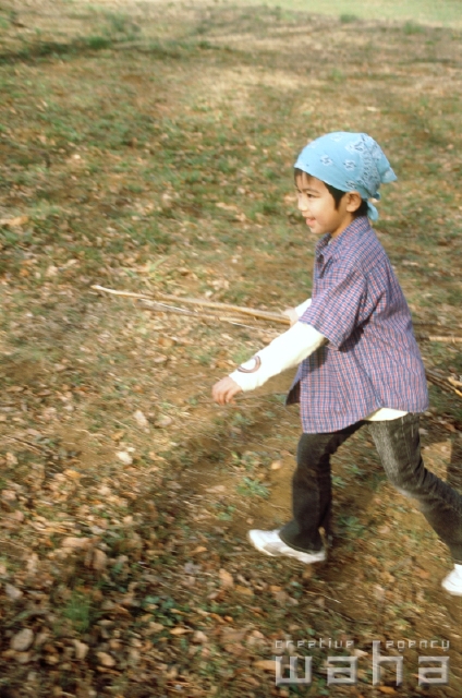 イラスト＆写真のストックフォトwaha（ワーハ）　人物、日本人、子供、公園、冬、秋、季節、四季、子ども、こども　pc6-0057b