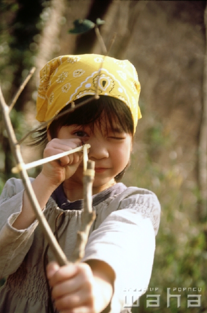 イラスト＆写真のストックフォトwaha（ワーハ）　人物、日本人、子供、表情、ポーズ、公園、子ども、こども　pc6-0060b