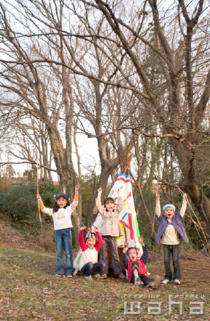 イラスト＆写真のストックフォトwaha（ワーハ）　人物、日本人、子供、冬、秋、公園、季節、四季、子ども、こども　pc6-0082b