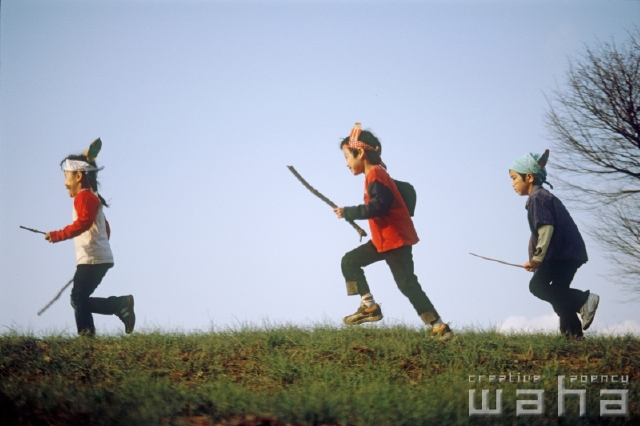 イラスト＆写真のストックフォトwaha（ワーハ）　人物、日本人、子供、冬、秋、走る、季節、四季、子ども、こども　pc6-0096b