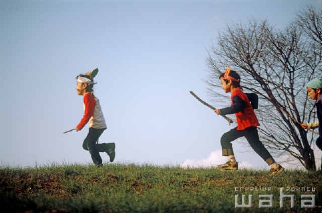 イラスト＆写真のストックフォトwaha（ワーハ）　人物、日本人、子供、冬、秋、走る、季節、四季、子ども、こども　pc6-0097b