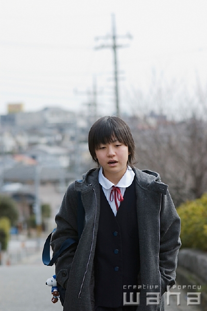イラスト＆写真のストックフォトwaha（ワーハ）　人物、日本人、中学生、歩く　pc7-0001b