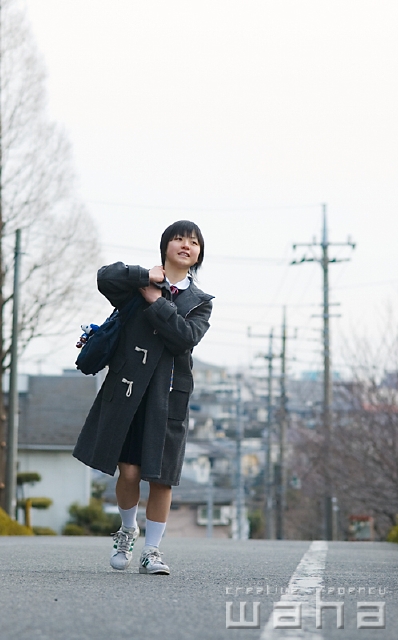 イラスト＆写真のストックフォトwaha（ワーハ）　人物、日本人、中学生、歩く　pc7-0002b