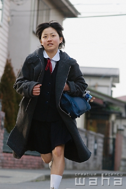 イラスト＆写真のストックフォトwaha（ワーハ）　人物、日本人、中学生、走る　pc7-0004b
