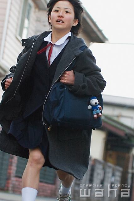 イラスト＆写真のストックフォトwaha（ワーハ）　人物、日本人、中学生、走る　pc7-0005b