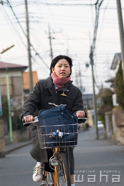 イラスト＆写真のストックフォトwaha（ワーハ）　人物、日本人、中学生、自転車　pc7-0007b