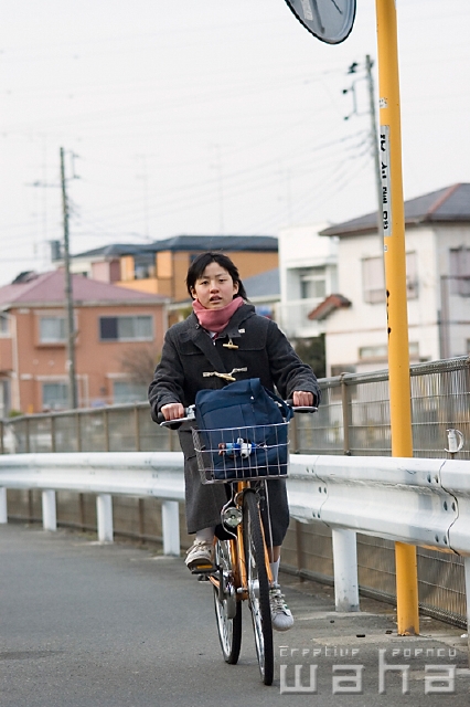 イラスト＆写真のストックフォトwaha（ワーハ）　人物、日本人、中学生、自転車　pc7-0008b
