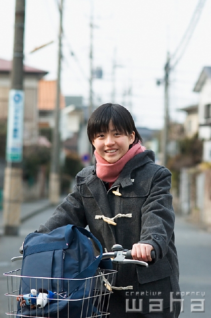 イラスト＆写真のストックフォトwaha（ワーハ）　人物、日本人、中学生、自転車　pc7-0009b