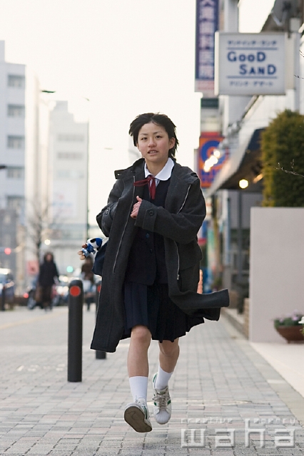 イラスト＆写真のストックフォトwaha（ワーハ）　人物、日本人、中学生、走る、街、街並み、街並　pc7-0012b