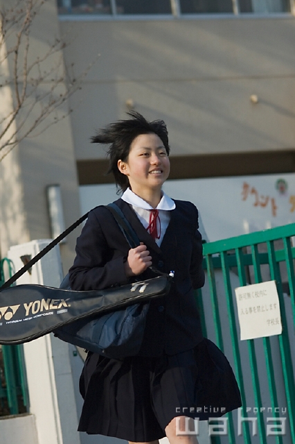 イラスト＆写真のストックフォトwaha（ワーハ）　人物、日本人、中学生、走る　pc7-0026b