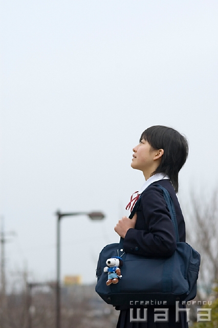 イラスト＆写真のストックフォトwaha（ワーハ）　人物、日本人、中学生、夢、考える　pc7-0031b