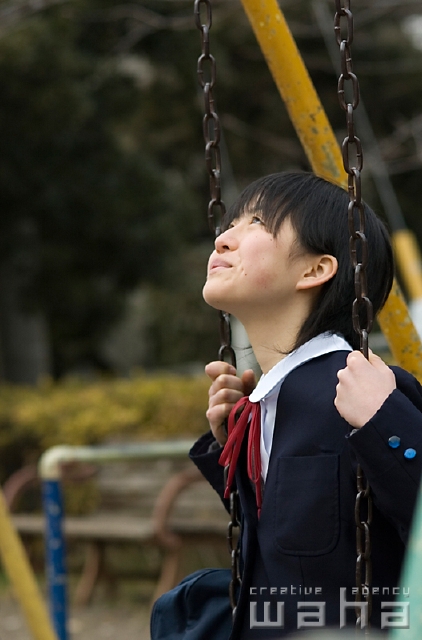 イラスト＆写真のストックフォトwaha（ワーハ）　人物、日本人、中学生、公園、頑張る　pc7-0034b