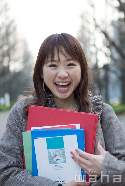 イラスト＆写真のストックフォトwaha（ワーハ）　人物、日本人、大学生、若者、笑顔、笑う、笑い、スマイル　pc9-0028b
