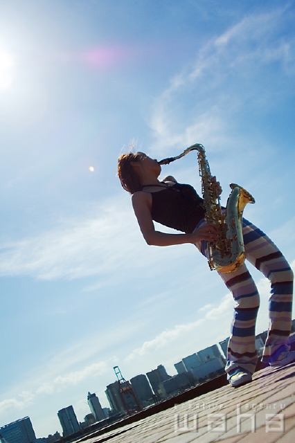 人物 日本人 女性 代 30代 趣味 楽器 サックス 演奏 フォト作品紹介 イラスト 写真のストックフォトwaha ワーハ カンプデータは無料