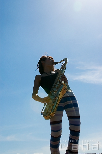 人物 日本人 女性 代 30代 趣味 楽器 サックス 演奏 フォト作品紹介 イラスト 写真のストックフォトwaha ワーハ カンプデータは無料