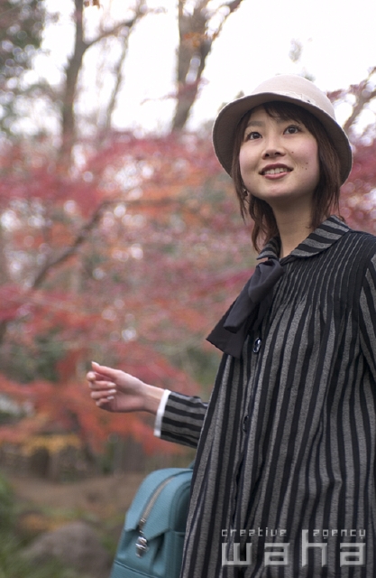 イラスト＆写真のストックフォトwaha（ワーハ）　人物、日本人、女性、20代、30代、旅行、秋、季節、四季、季節、四季　pcw-0392b
