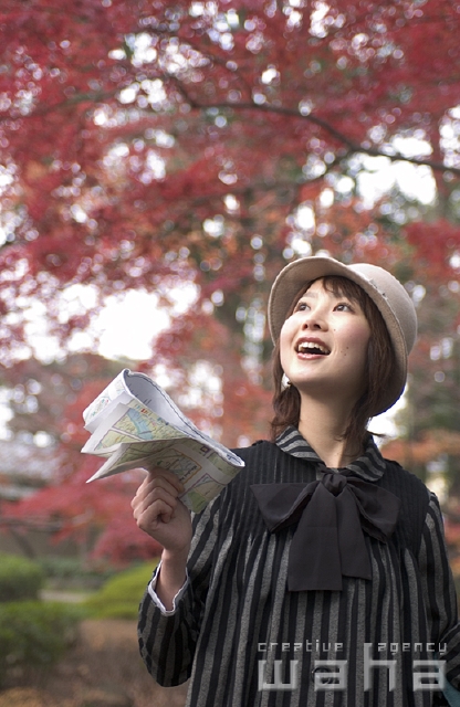 イラスト＆写真のストックフォトwaha（ワーハ）　人物、日本人、女性、20代、30代、旅行、秋、季節、四季、季節、四季　pcw-0393b