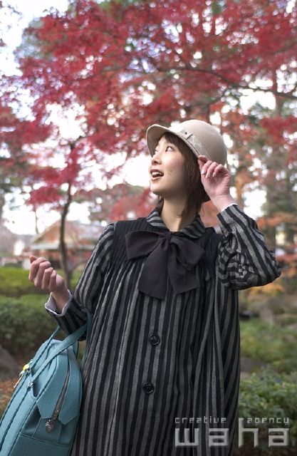 イラスト＆写真のストックフォトwaha（ワーハ）　人物、日本人、女性、20代、30代、旅行、秋、季節、四季、季節、四季　pcw-0394b
