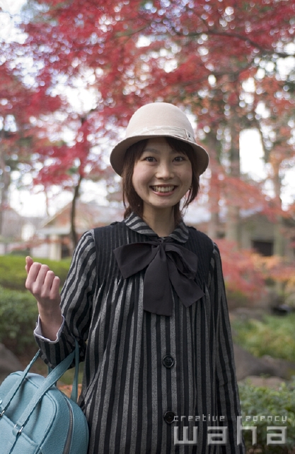 イラスト＆写真のストックフォトwaha（ワーハ）　人物、日本人、女性、20代、30代、旅行、秋、季節、四季、季節、四季　pcw-0396b
