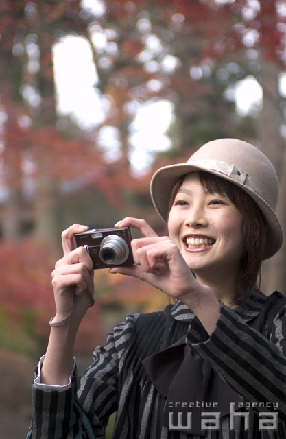 イラスト＆写真のストックフォトwaha（ワーハ）　人物、日本人、女性、20代、30代、旅行、秋、季節、四季、季節、四季　pcw-0400b