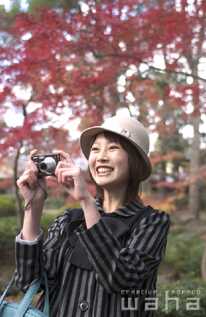 イラスト＆写真のストックフォトwaha（ワーハ）　人物、日本人、女性、20代、30代、旅行、秋、季節、四季、季節、四季　pcw-0401b
