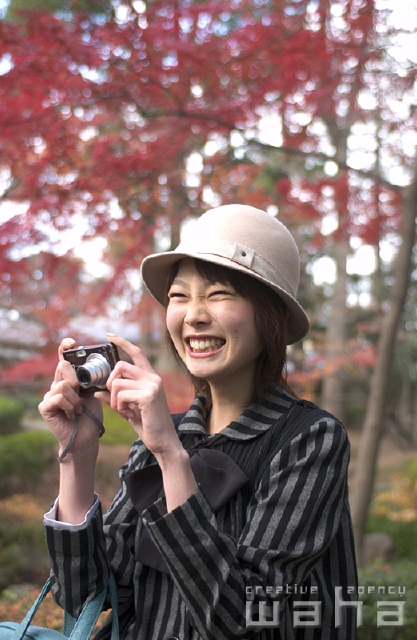 イラスト＆写真のストックフォトwaha（ワーハ）　人物、日本人、女性、20代、30代、旅行、秋、季節、四季、季節、四季　pcw-0402b
