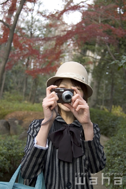 イラスト＆写真のストックフォトwaha（ワーハ）　人物、日本人、女性、20代、30代、旅行、秋、季節、四季、季節、四季　pcw-0404b