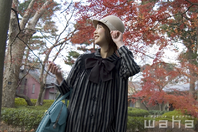 イラスト＆写真のストックフォトwaha（ワーハ）　人物、日本人、女性、20代、30代、旅行、秋、季節、四季、季節、四季　pcw-0407b
