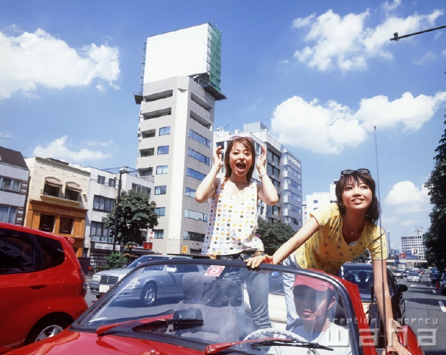 イラスト＆写真のストックフォトwaha（ワーハ）　人物、日本人、自動車、若者、街、オープンカー、車内、街並み、街並　pcx-0001b