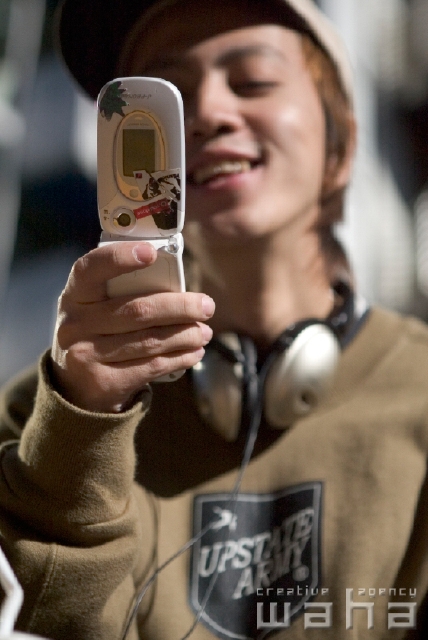 イラスト＆写真のストックフォトwaha（ワーハ）　人物、日本人、若者、街、携帯電話、街並み、街並　pcx-0303b