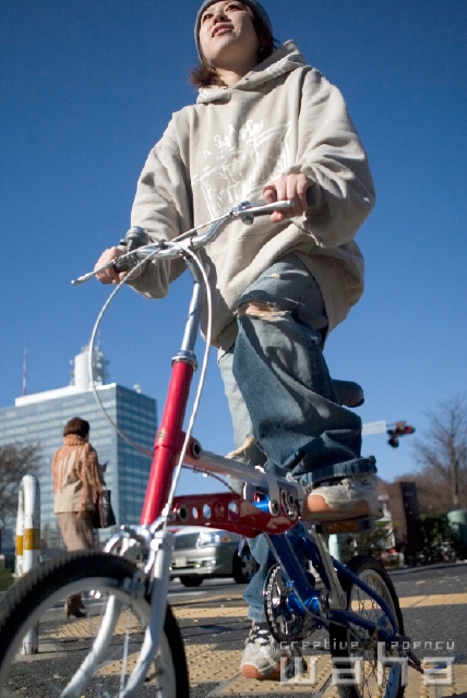 イラスト＆写真のストックフォトwaha（ワーハ）　人物、日本人、若者、自転車　pcx-0314b
