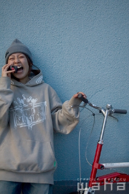 イラスト＆写真のストックフォトwaha（ワーハ）　人物、日本人、若者、自転車、街、携帯電話、話す、コミュニケーション、街並み、街並　pcx-0315b